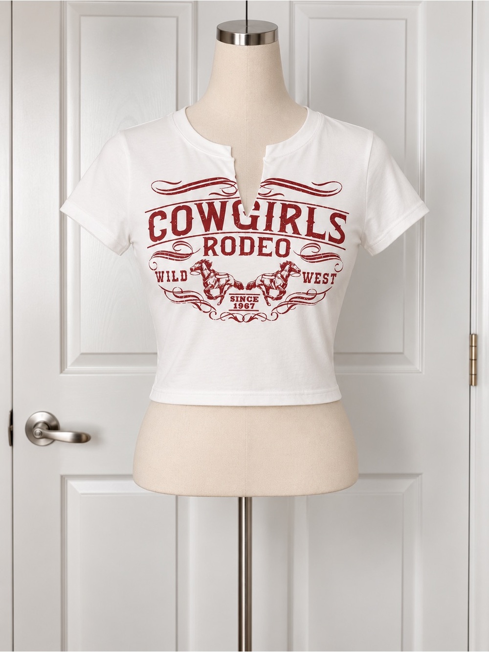 Windsor Womens White Red Western Cowgirls Rodeo Cropped Graphic Tee V-Neck M